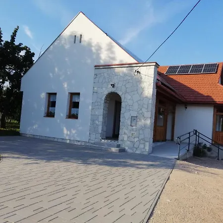 Zempleni Tuenderkert Vendeghaz 3* Fuzerkomlos